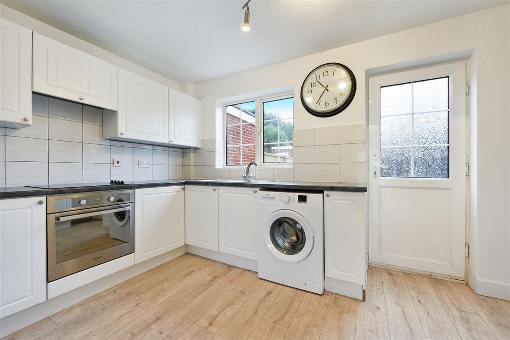 Property photo 3 of 13 London Road, 40- (2).Jpg