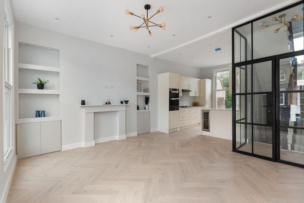 Property photo 2 of 12 Woodstock Grove 24B Ph3.Jpg
