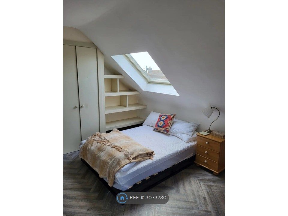 Property photo 2 of 8 Double Bed, Wardrobe
