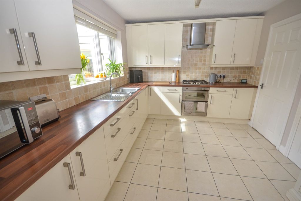 Property photo 3 of 16 Kitchen