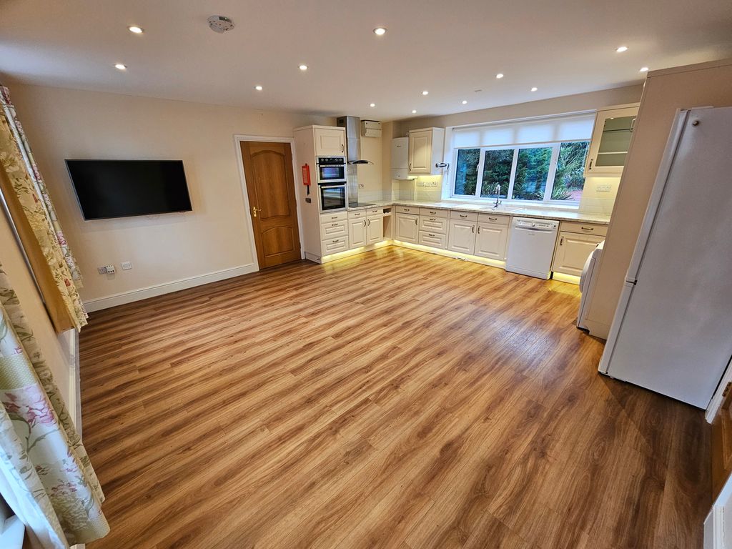 Property photo 3 of 20 Kitchen / Dining