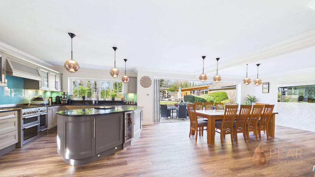 Property photo 2 of 27