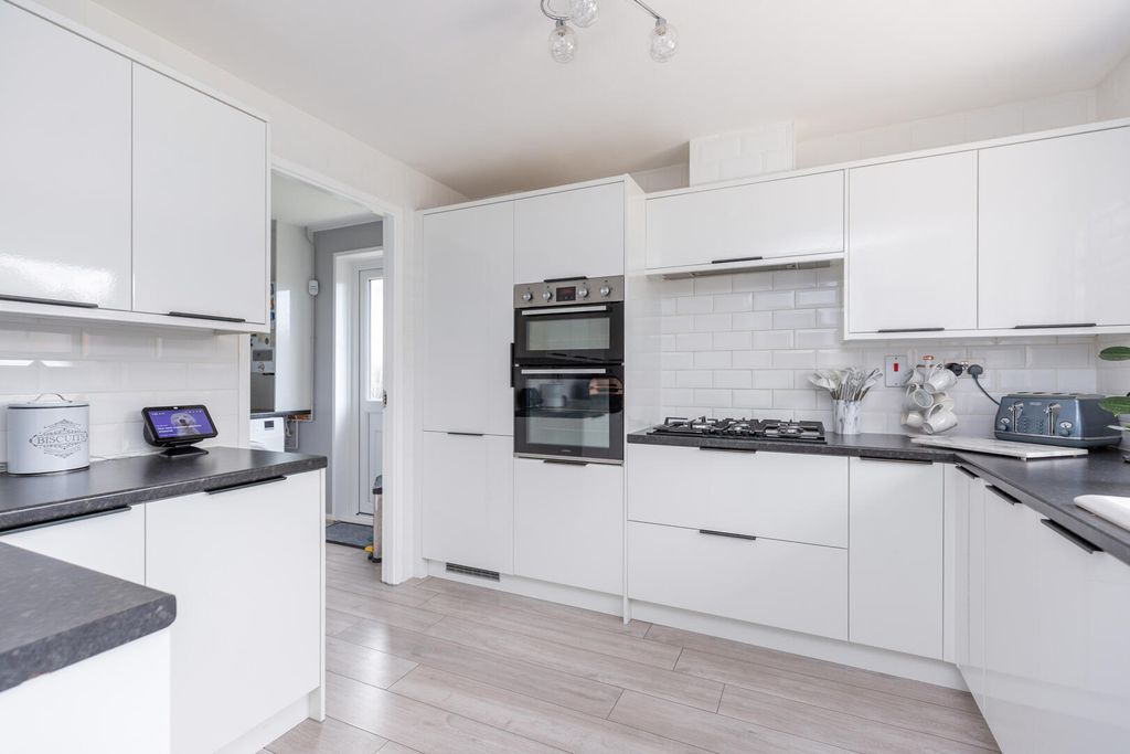 Property photo 3 of 11 Kitchen