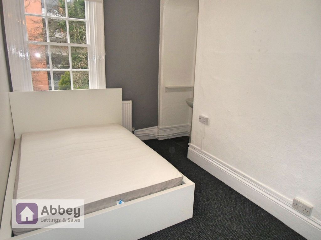 Property photo 2 of 9 Room