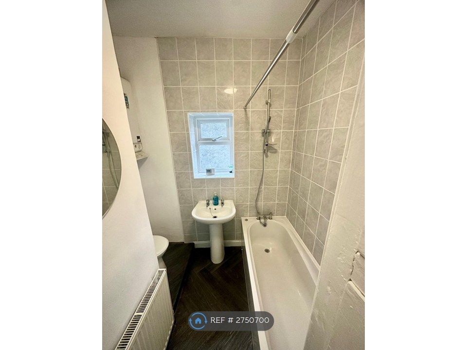 Property photo 2 of 10 Bathroom