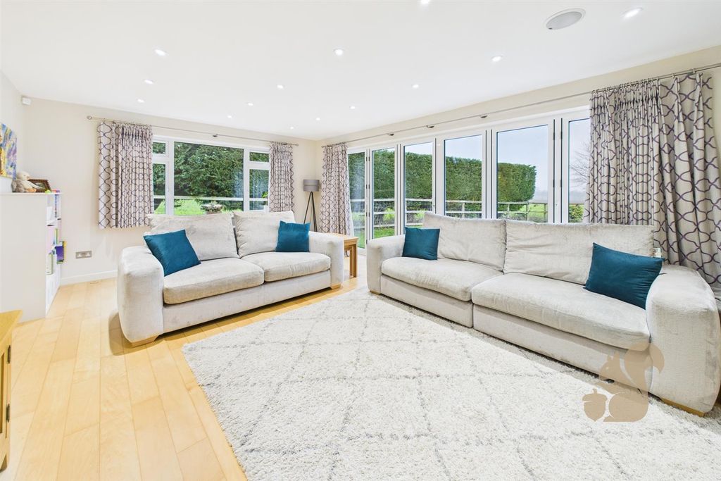 Property photo 2 of 41 Lounge