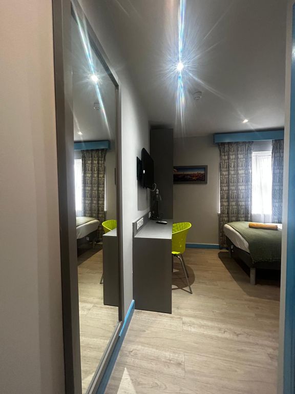 Property photo 3 of 5 Bright, Modern Double Bedroom With Wood-Effect Flo...