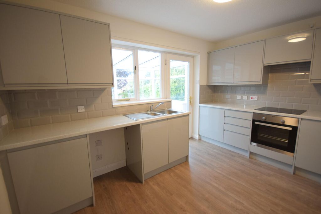 Property photo 3 of 9 Kitchen