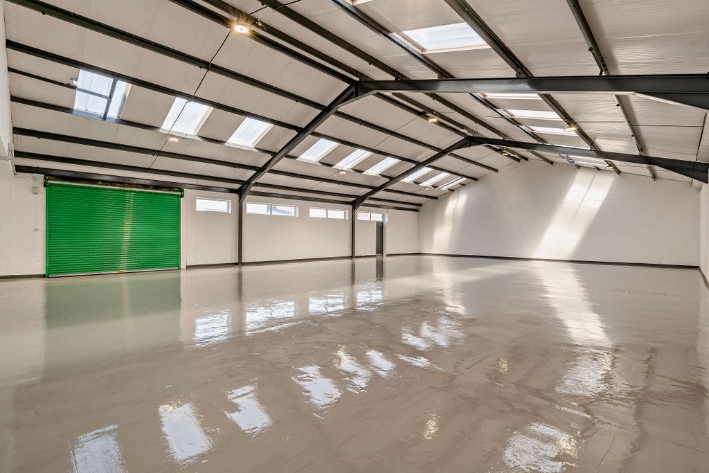 Property photo 3 of 29 8648376-Interior05-800