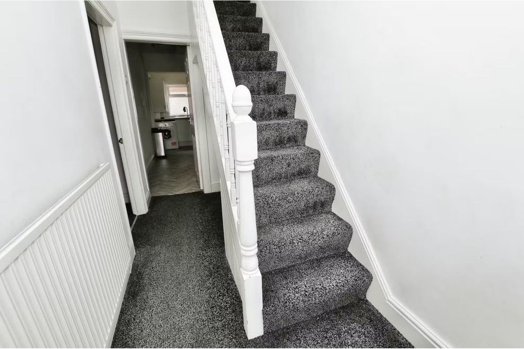 Property photo 2 of 11 Hallway