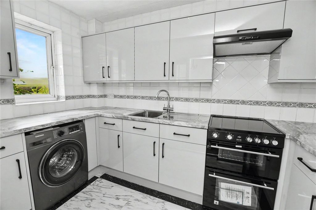 Property photo 3 of 11 Picture No. 13