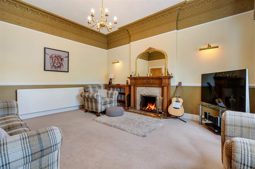 Property photo 3 of 33 Front Lounge