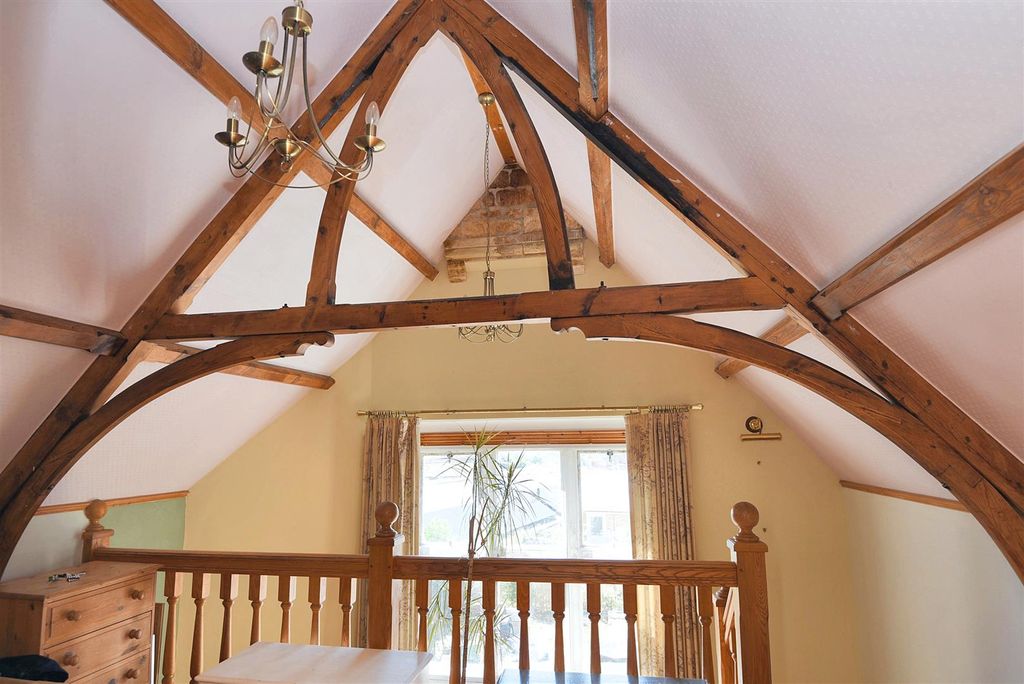 Property photo 3 of 14 Gallery Ceiling