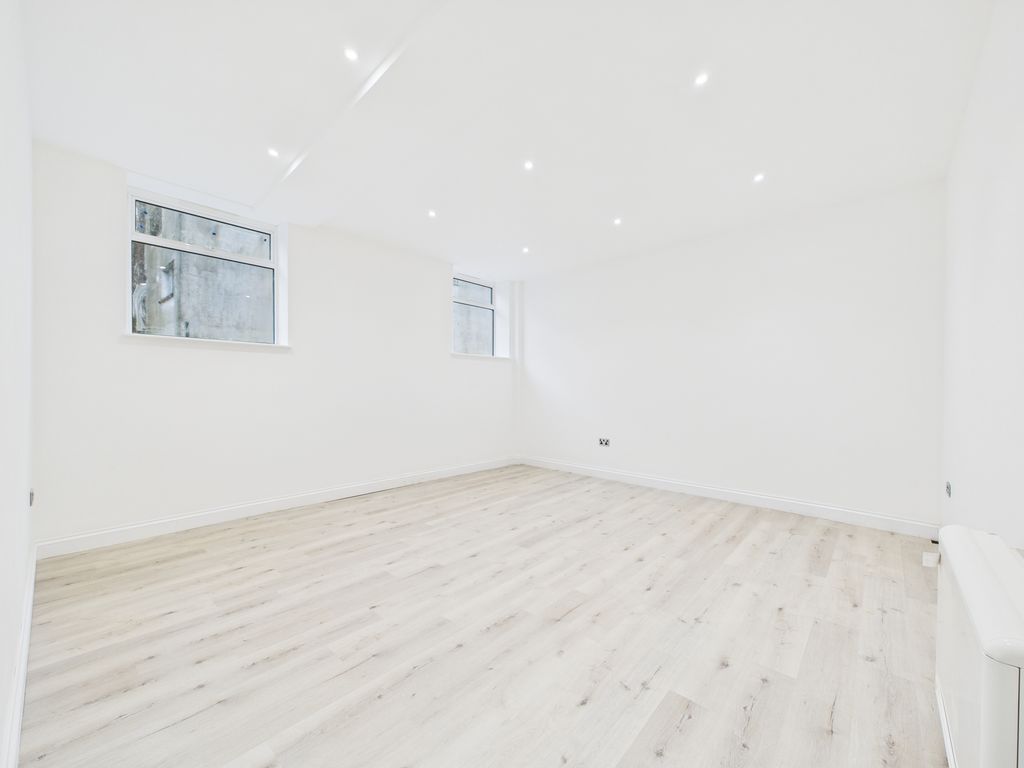 Property photo 2 of 5 Large Lounge