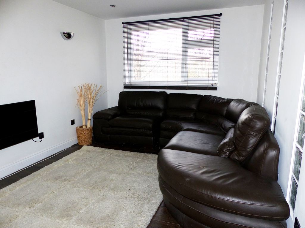 Property photo 2 of 8 Lounge