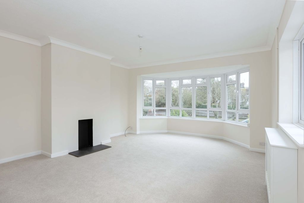 Property photo 3 of 17 Raglan Court