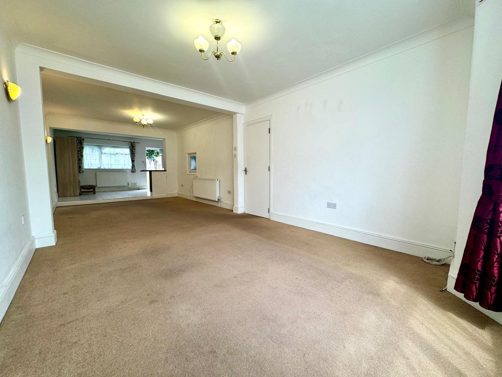 Property photo 3 of 8 4
