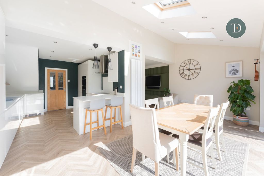 Property photo 2 of 28