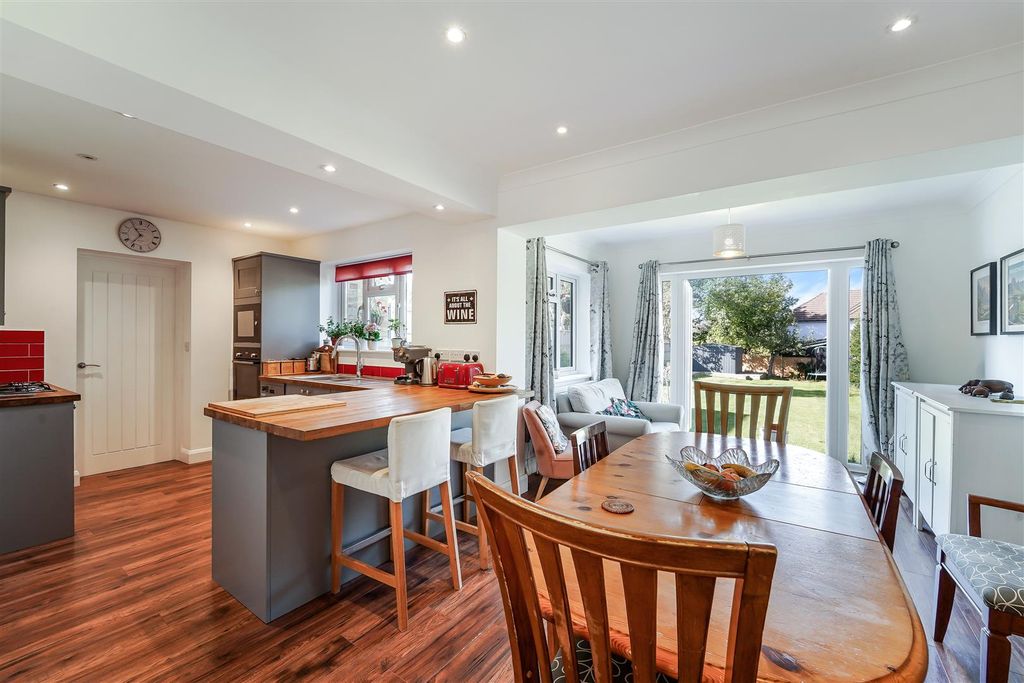 Property photo 2 of 20 North View Crescent (15).Jpg