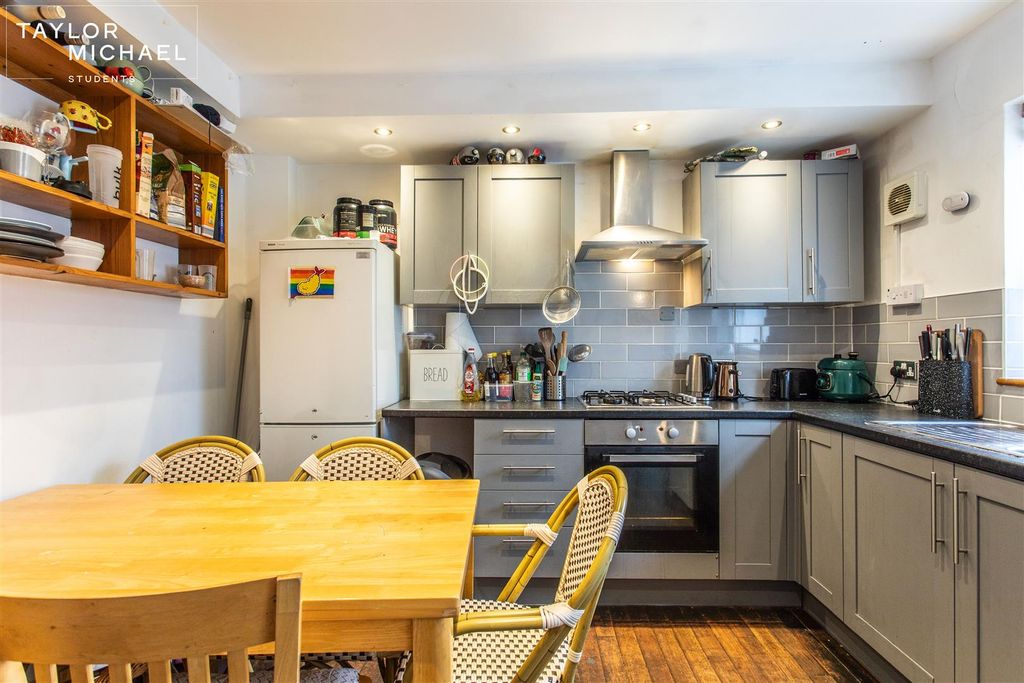 Property photo 3 of 18 Kitchen