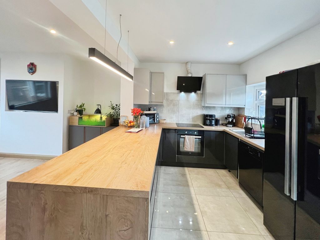 Property photo 3 of 14 Kitchen