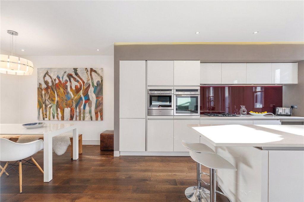 Property photo 3 of 11 Kitchen