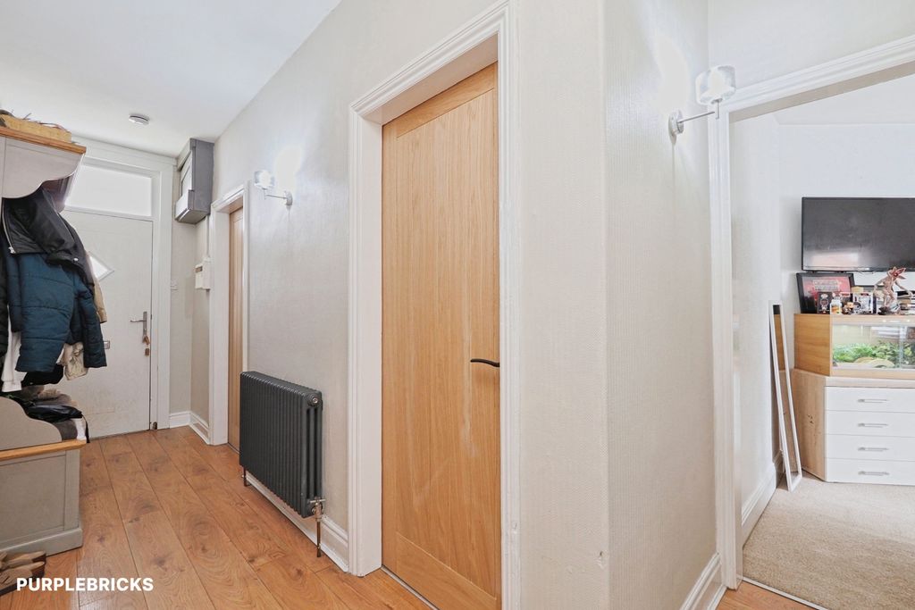 Property photo 3 of 18 Hallway