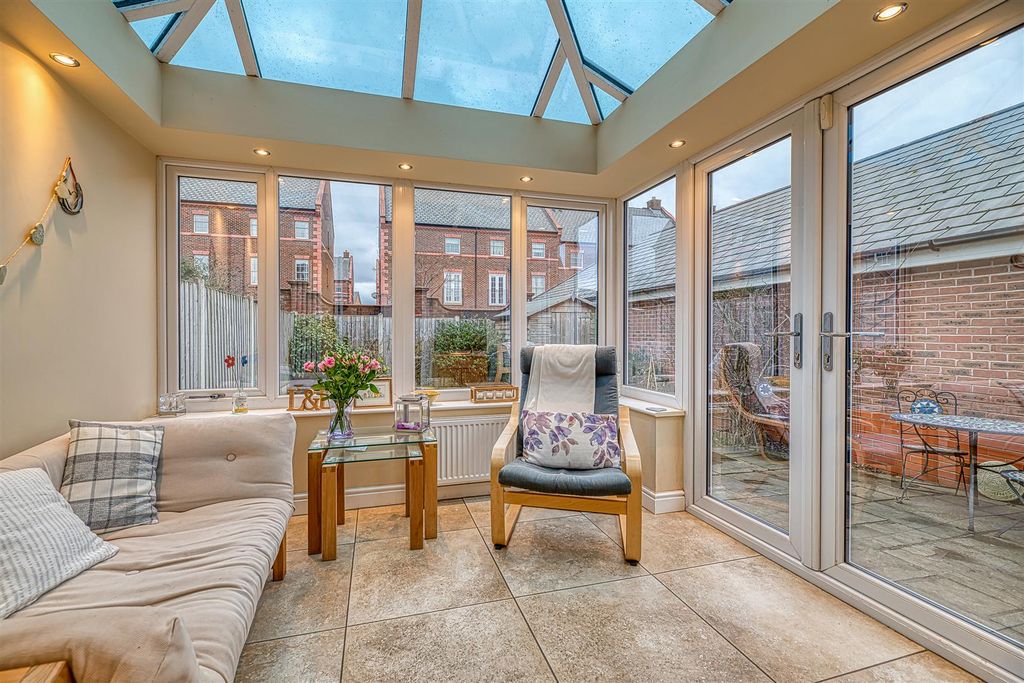 Property photo 2 of 20 Conservatory
