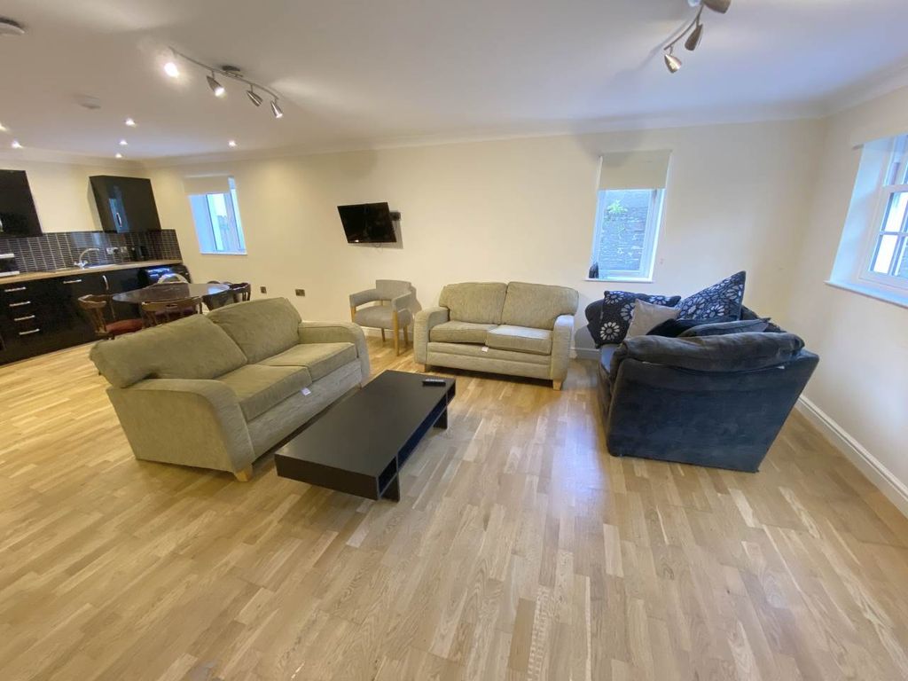 Property photo 2 of 11 Lounge