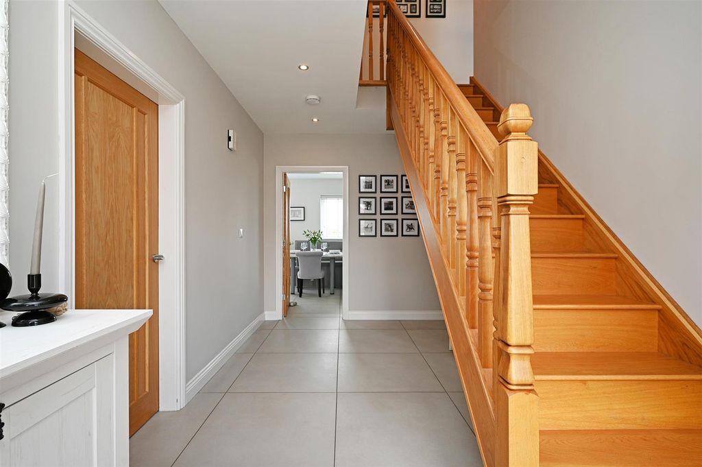 Property photo 3 of 31 Entrance Hall