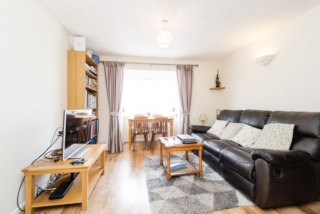 Property photo 2 of 17 Lounge