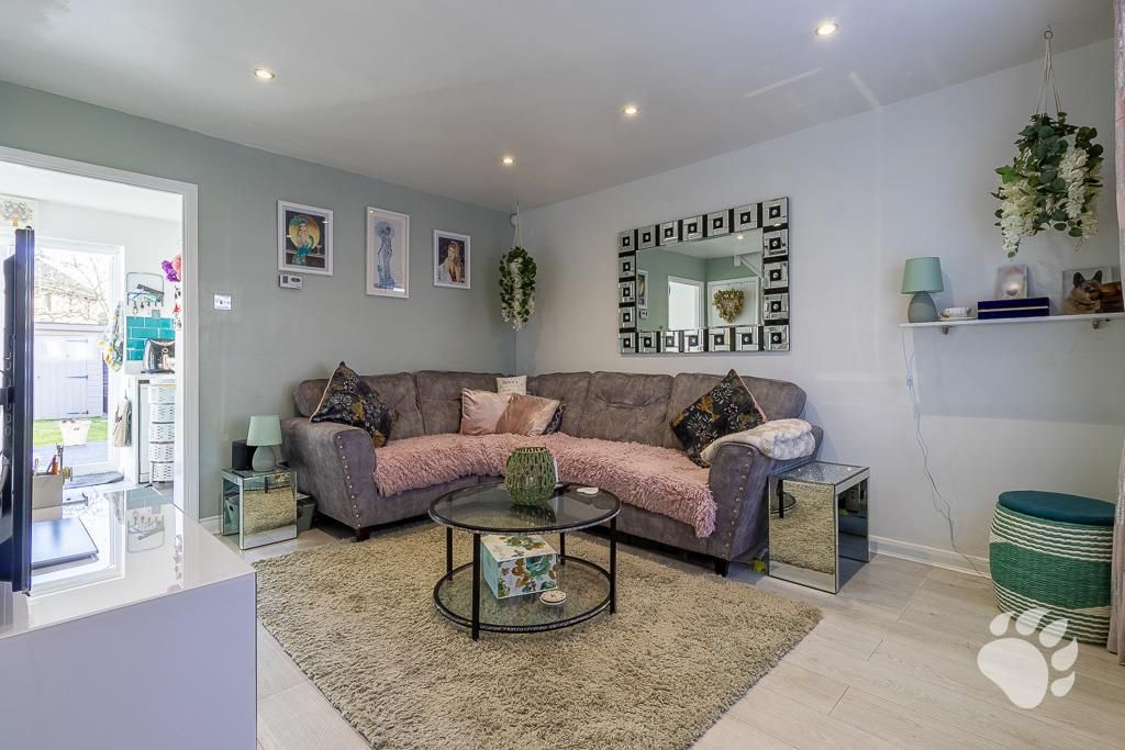 Property photo 3 of 16 Lounge