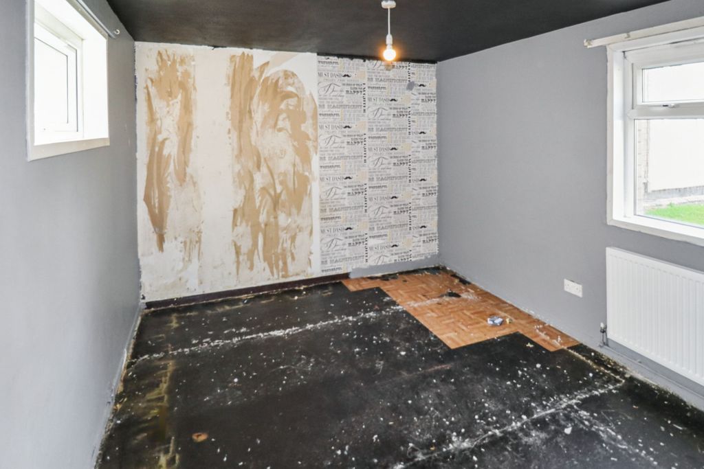 Property photo 2 of 18 6 Heddon Grove, Hawkshead, Bradford, West Yorkshire, Bd5 0Ta