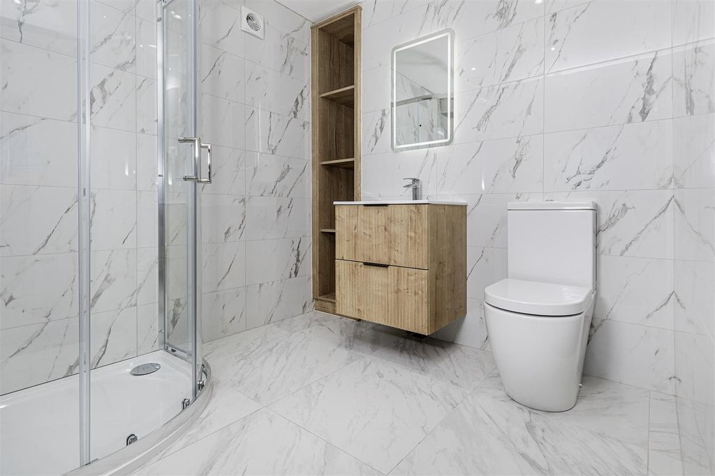 Property photo 3 of 52 En Suite Shower Room