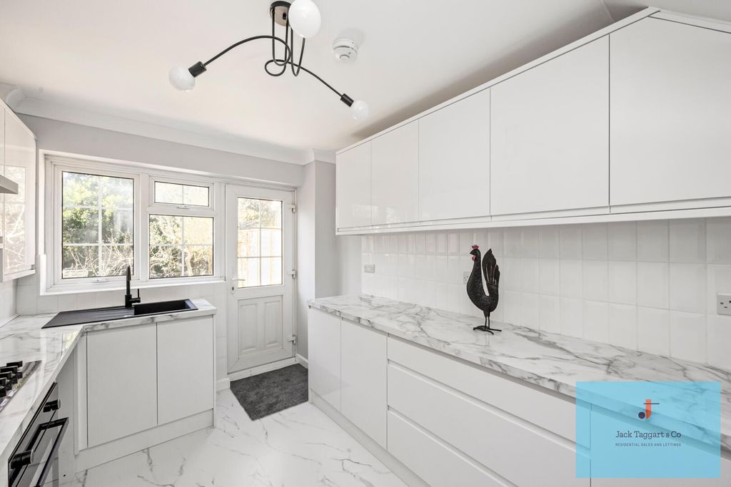 Property photo 3 of 18 Kitchen