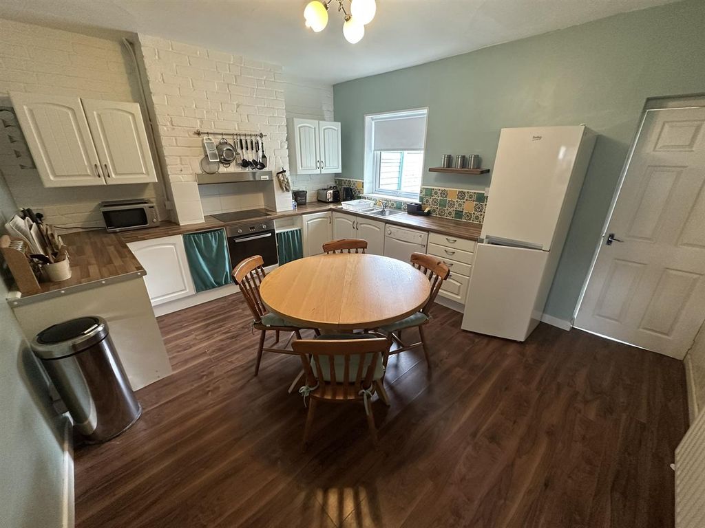 Property photo 3 of 14 Kitchen