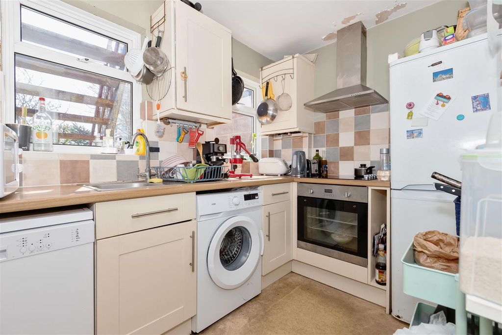 Property photo 2 of 16 Bath Road_4.Jpg