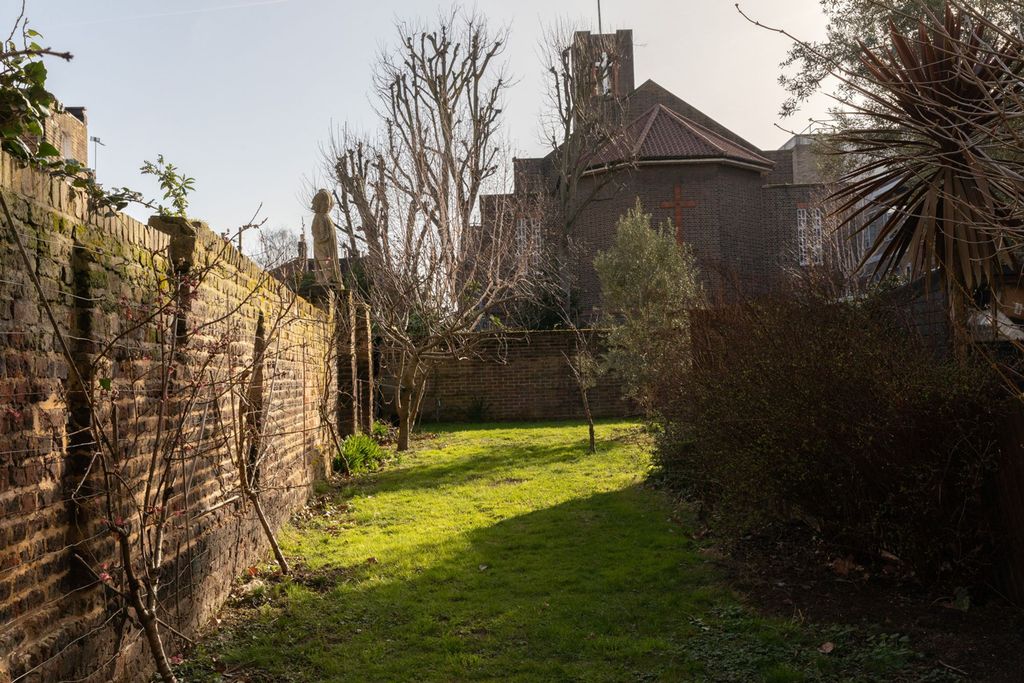 Property photo 3 of 14 King Edward's Road E9