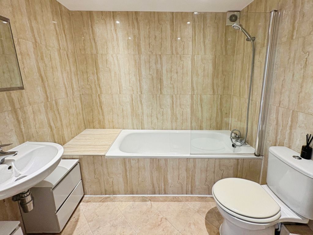 Property photo 3 of 10 Bathroom