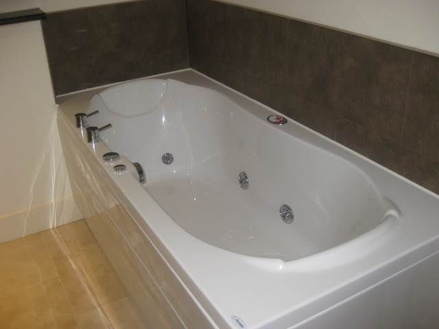 Property photo 3 of 8 Bathroom 1