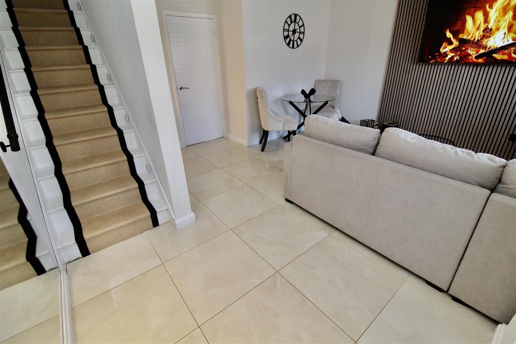 Property photo 2 of 31 Open Plan Entrance Hallway/Lounge