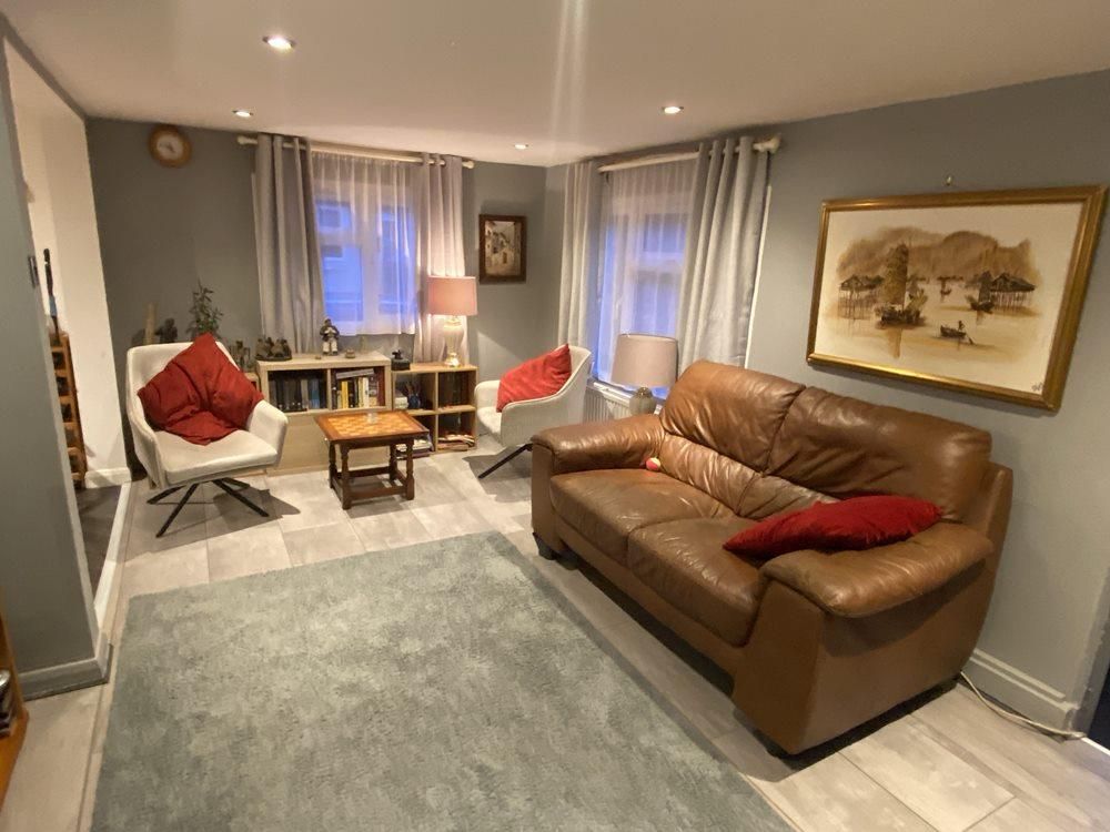 Property photo 3 of 10 Sitting Area.Jpg