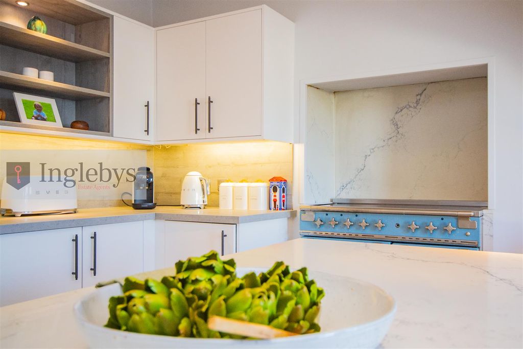 Property photo 3 of 47