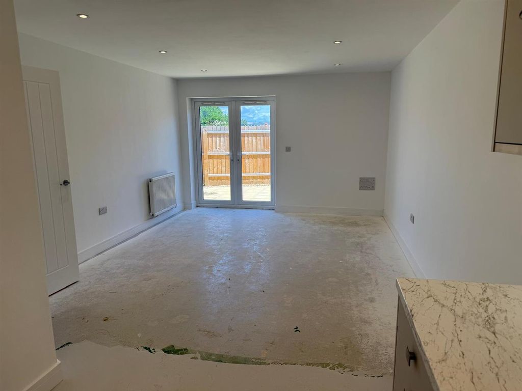 Property photo 2 of 6 486 Lounge.Jpg