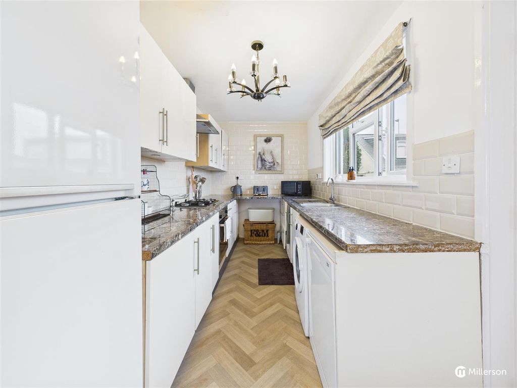 Property photo 3 of 28 Kitchen / Breakfast Room