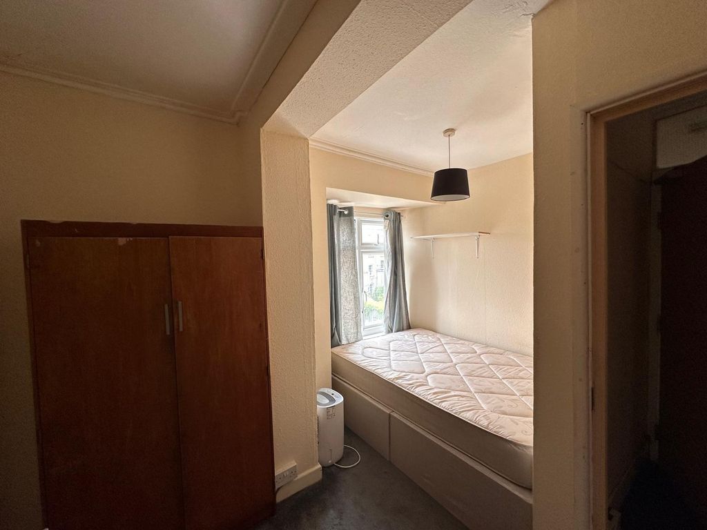 Property photo 1 of 18 Compact Single Bedroom With A Double-Height Window...