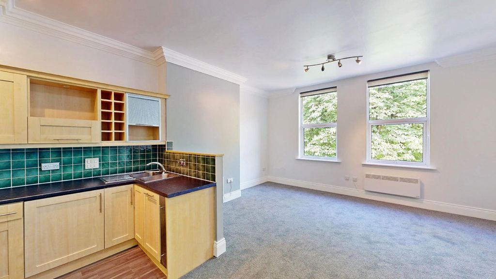 Property photo 3 of 8 Kitchen/Lounge