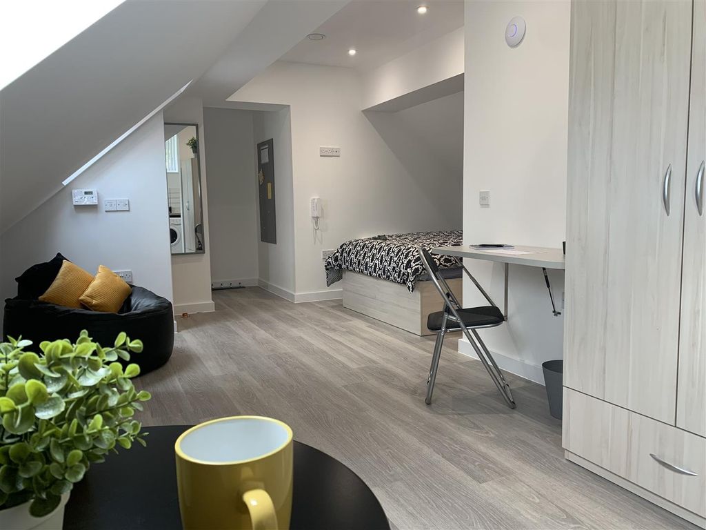 Property photo 2 of 9 Bright Modern Bedroom With Ample Study Space...