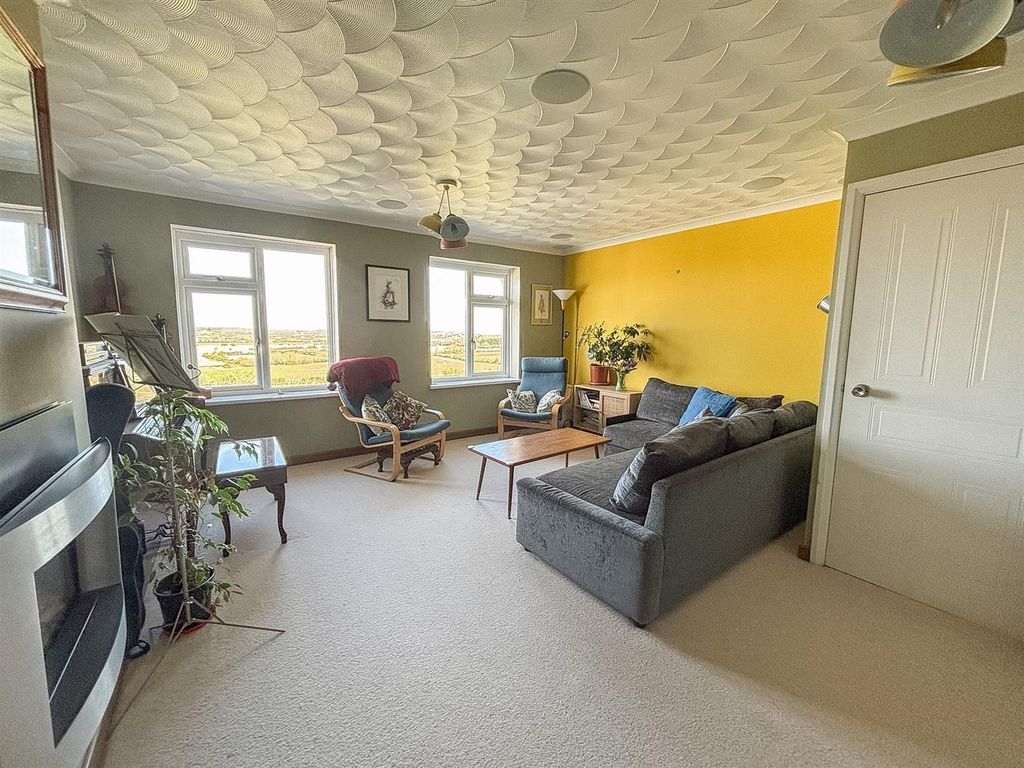 Property photo 2 of 22 Lounge