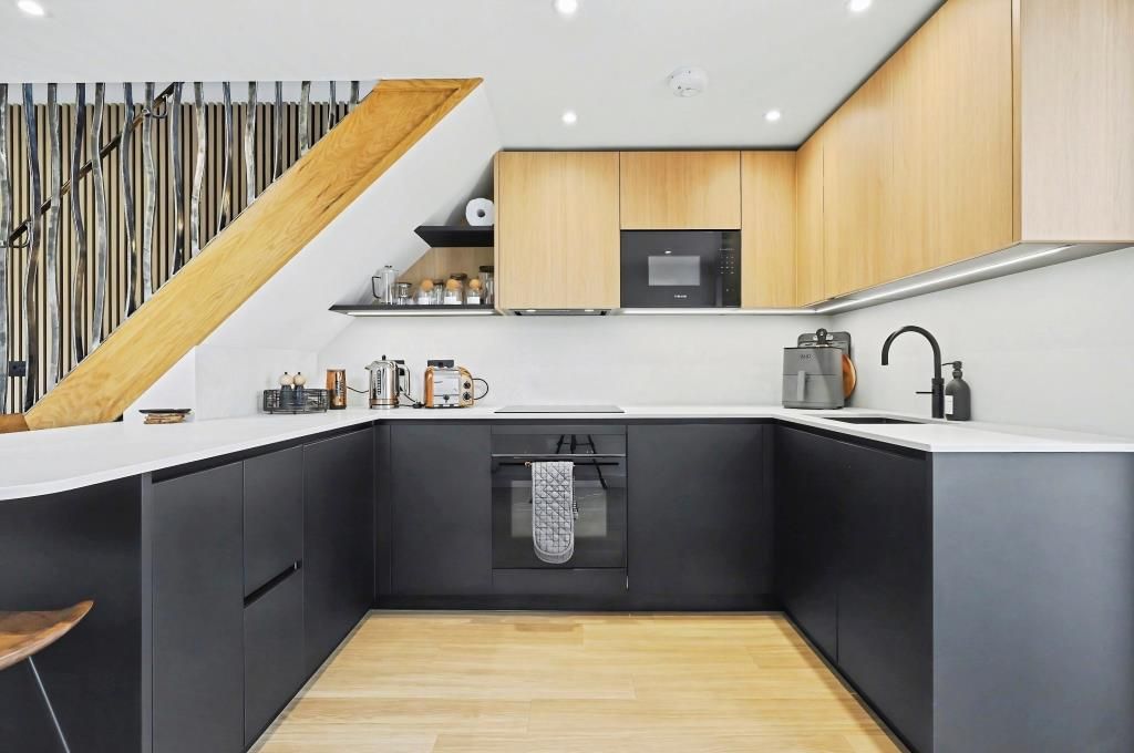 Property photo 3 of 11 Kitchen
